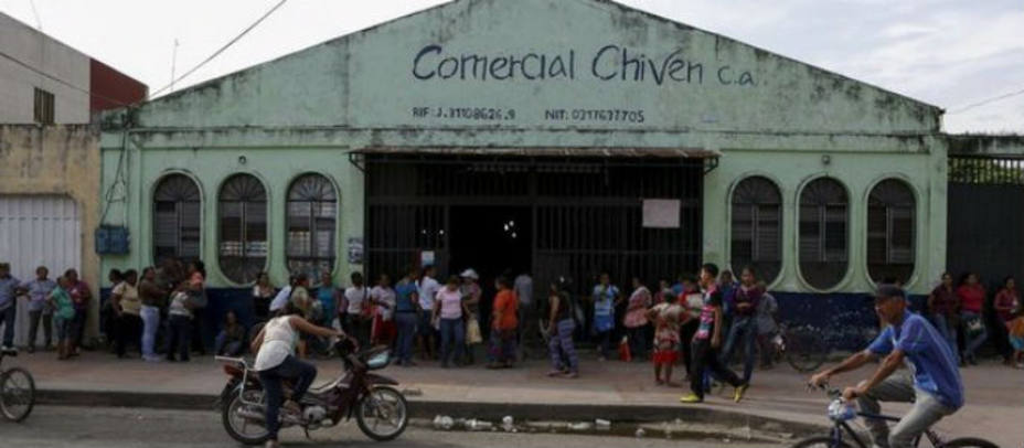 Venezolanos haciendo cola para poder comprar algo en Sabaneta, en el estado de Barinas. Reuters