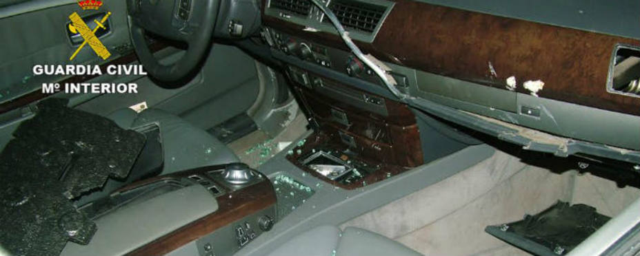 Interior de uno de los coches dañados