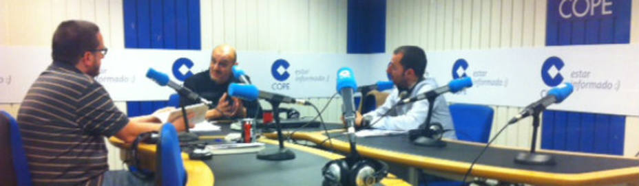 Miguel Ángel Almodóvar charlando con Lartaun de Azumendi y Roberto Pablo