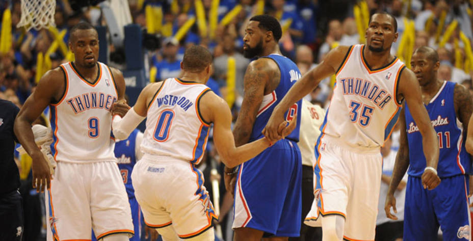 Durant y Westbrook empataron la serie para los Thunder. Reuters.