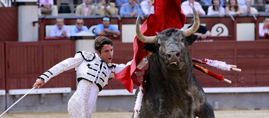 Pase de pecho de Fernando Robleño al primer toro de Escolar en Madrid. EFE