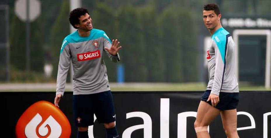 Pepe entrena con sus compañeros. (Reuters)
