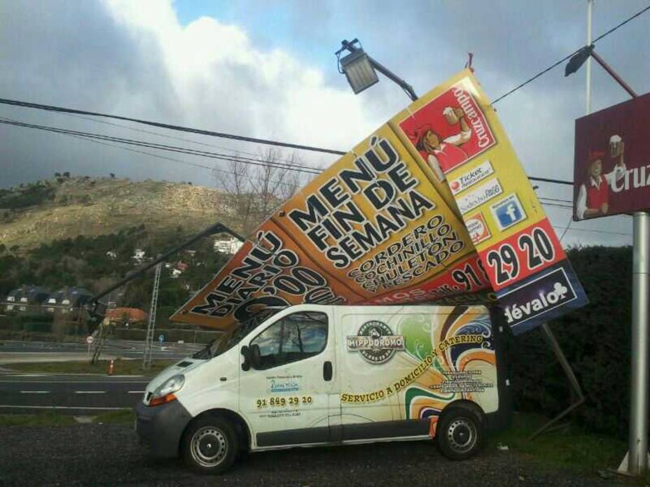 Un cartel del restaurante Hipódromo se desploma sobre una furgoneta