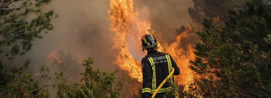Bombero controlando el incendio en Ibiza / Foto EFE