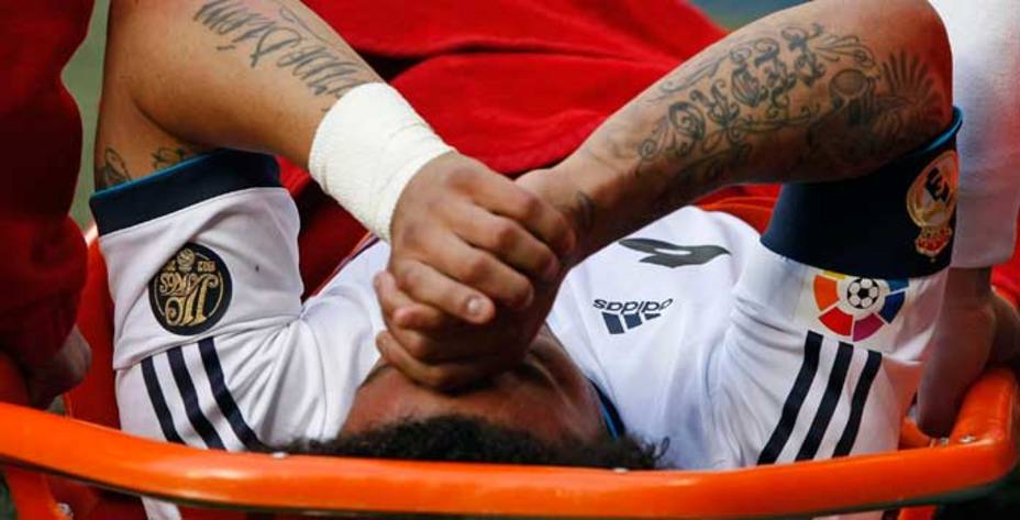 Marcelo se retira lesionado ante el Betis (EFE)