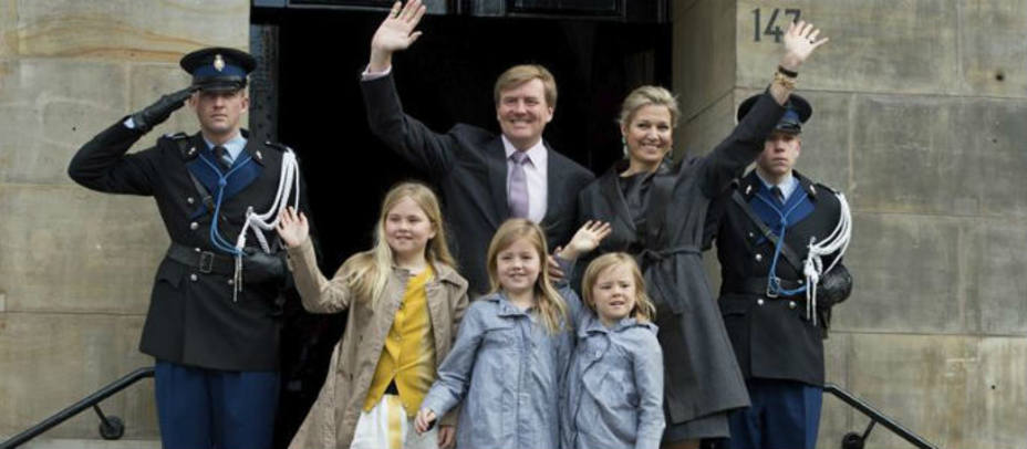 Los futuros Reyes de Holanda con sus hijas. REUTERS