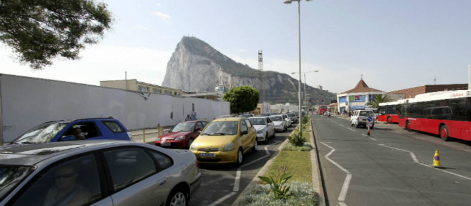 Colas en la entrada y salida de vehículos de Gibraltar. Foto: EFE.