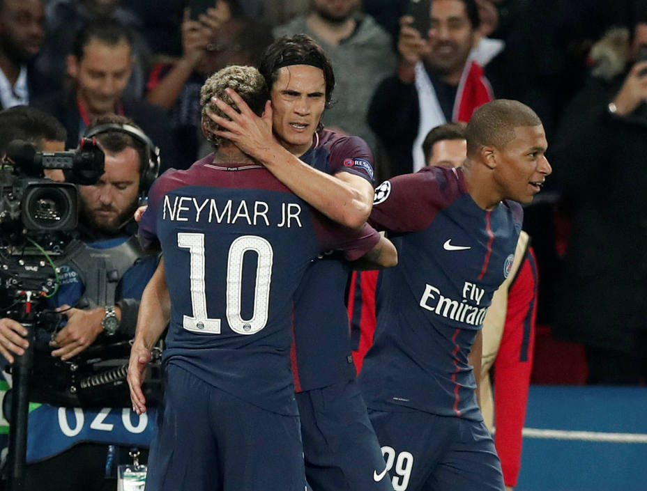 Neymar y Cavani celebran uno de los goles del PSG (Reuters)