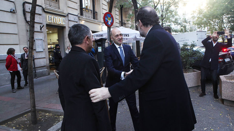 Fernando Giménez Barriocanal, Julián Velasco y Rafael Pérez del Puerto saludan al presidente Rajoy a su llegada a COPE