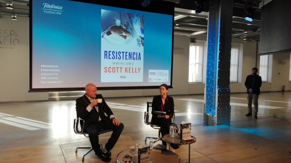 El astronauta Scott Kelly presentando su libro Resistencia
