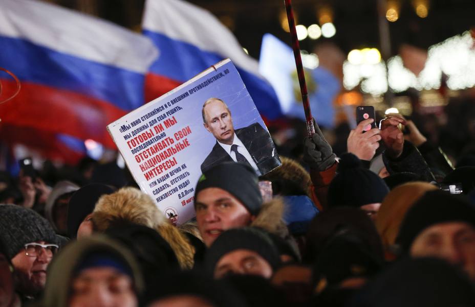Miles de personas celebran el triunfo de Putin en las calles de Moscú