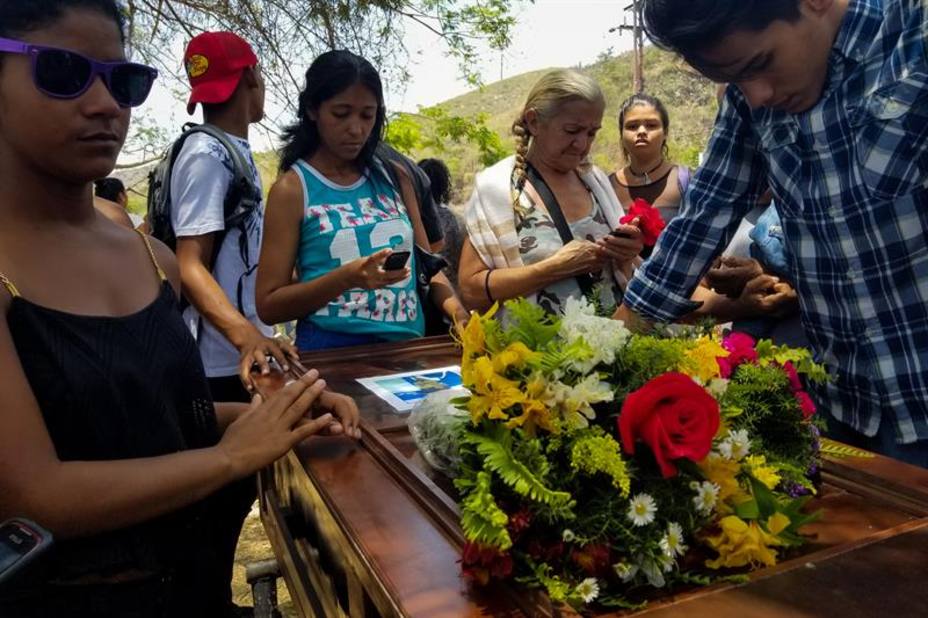Familiares de presos del centro de reclusión participan en el entierro de sus parientes
