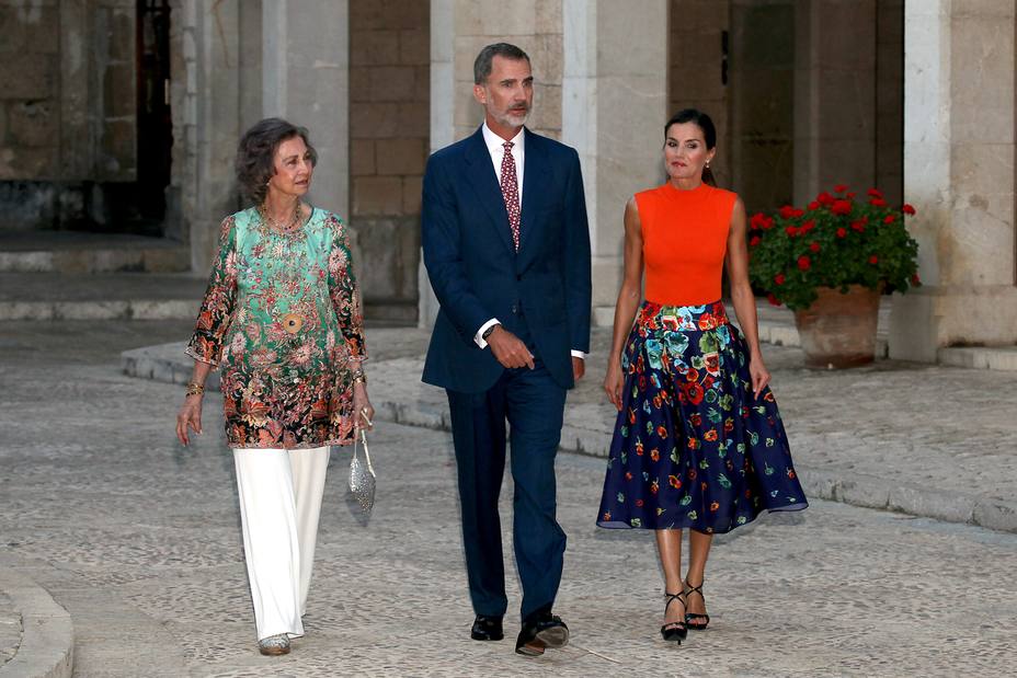 Los Reyes presiden la recepción para la sociedad Balear en la Almudaina