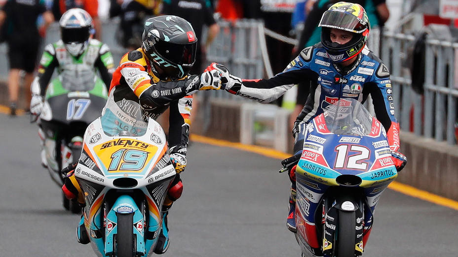 Gabriel Rodrigo y Marco Marco Bezzecchi, tras finalizar el GP de Japón en Moto3. EFE