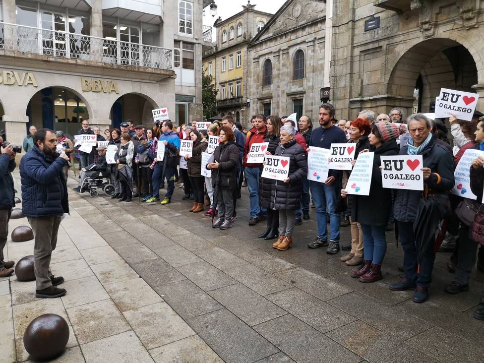 Un centenar de personas se concentra contra la anulación parcial de la ordenanza del gallego en Lugo