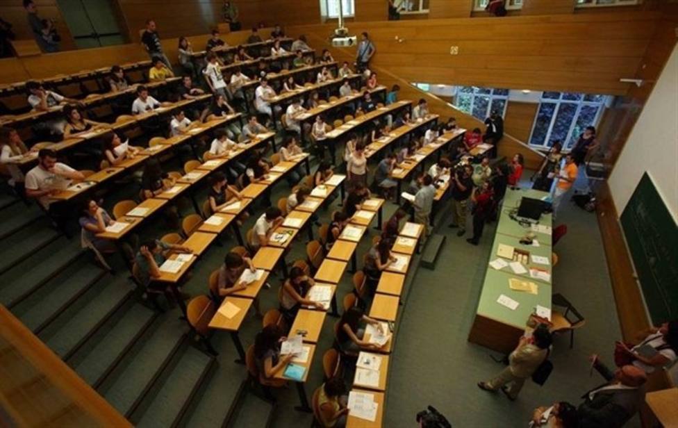Un error obliga a aplazar hasta esta tarde el examen de Filosofía de la selectividad en Galicia