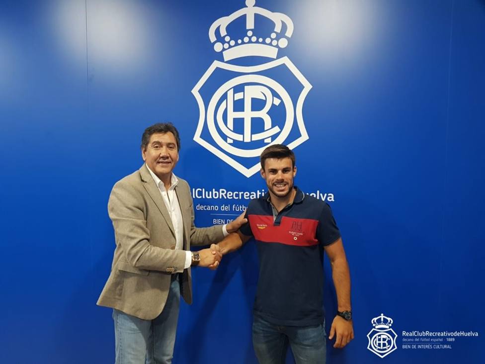 Manolo Zambrano junto al nuevo jugador del Recre, el onubense Miguel Cera
