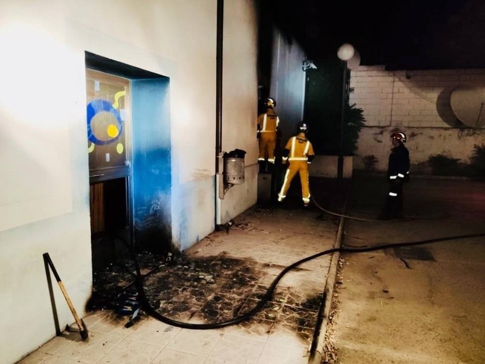 Bomberos trabajan en la extinciÃ³n del incendio declarado en las instalaciones de Onda JaÃ©n.