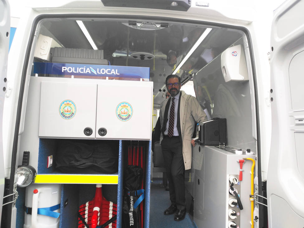 Ángel Mato en el interior del nuevo furgón de Atestados de la Policía Local de Ferrol