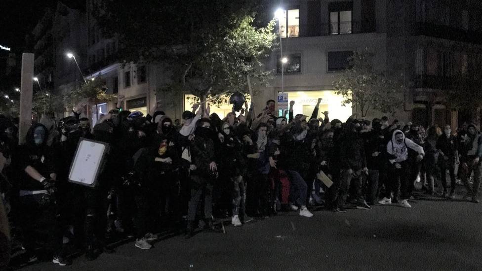 Los ultras tiran botellas al cordón de Mossos que les cierra el paso en el centro de Barcelona
