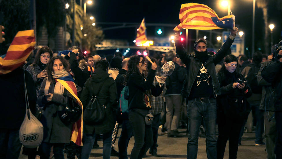 Los independentistas cortan la Diagonal de Barcelona en protesta por la visita del Rey a Cataluña