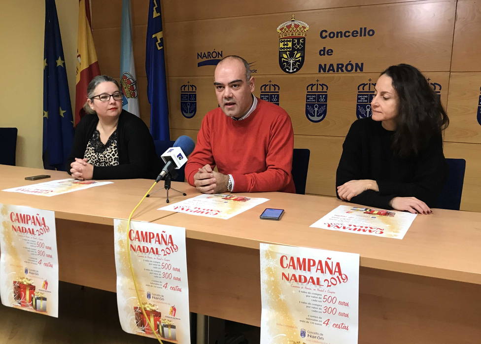 El concejal David Pita, María Yáñez y Alba Dopico