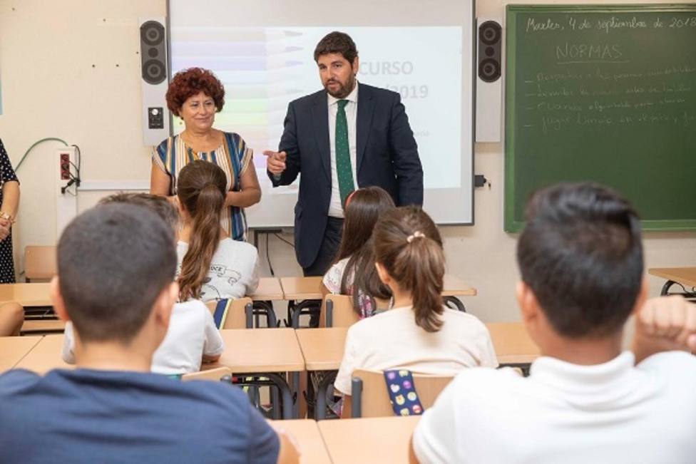 El presidente de Murcia, Fernando López Miras, en una clase de un colegio de la localidad de Cehegín