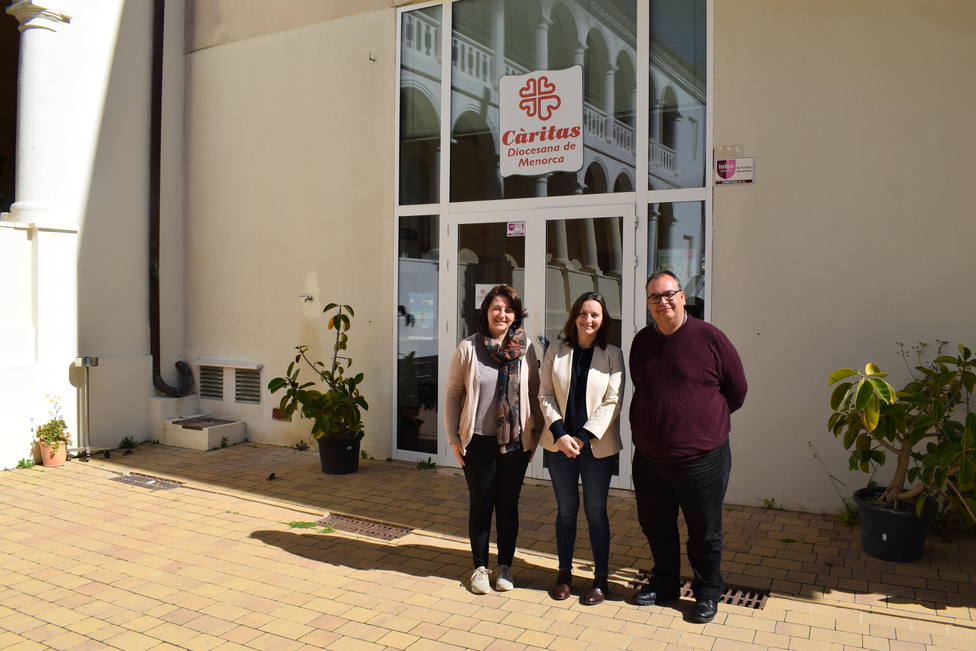 Visita de la directora de servicios sociales Teresa Villespín a Cáritas Menorca