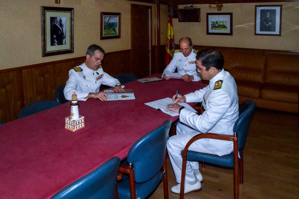 El capitán de fragata Leira Neira entrega el mando de la fragata en Ferrol a José María Almira García