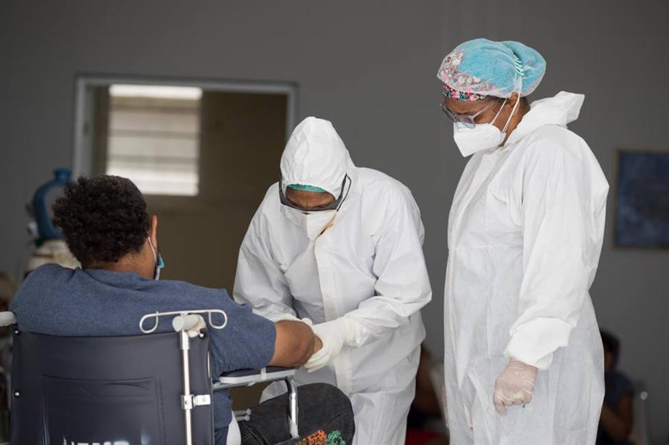 Médicos ingresan un paciente en el área de COVID-19 en el hospital Moscoso Puello, en Santo Domingo