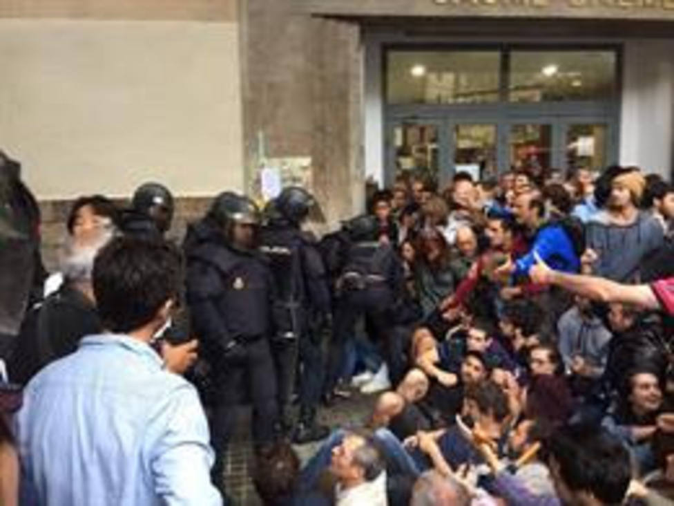 Agents de la policia nacional a lINS Balmes de Barcelona el dia del referèndum