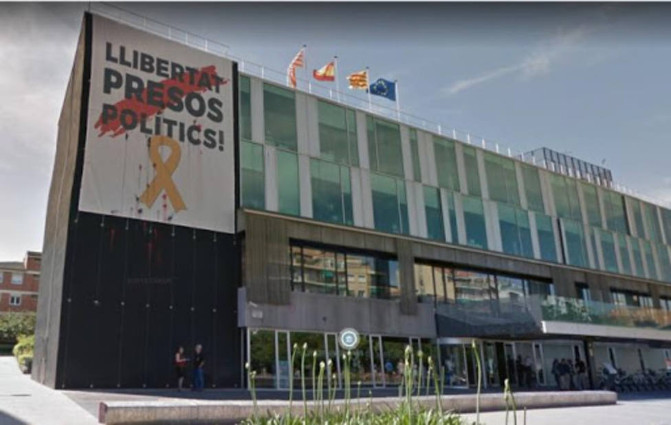 Un juez ordena retirar la pancarta pro-presos del ayuntamiento de Sant Cugat