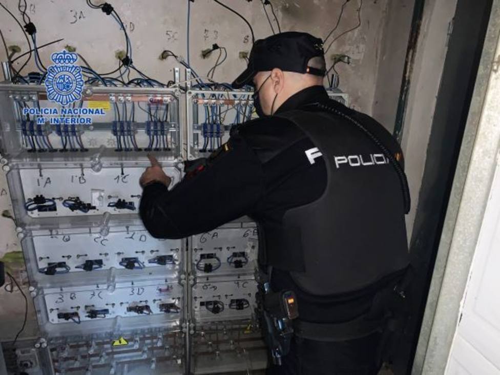 La Policía Nacional detiene a un electricista que estafó a toda una comunidad de propietarios
