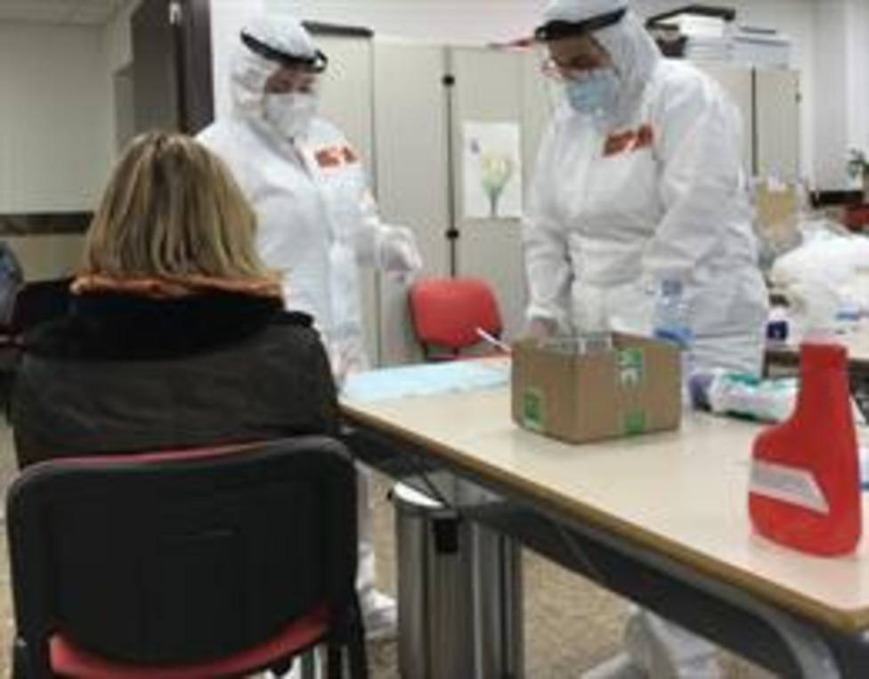 Una trabajadora de la Universitat Abat Oliba CEU de Barcelona se somete a una prueba de antígenos