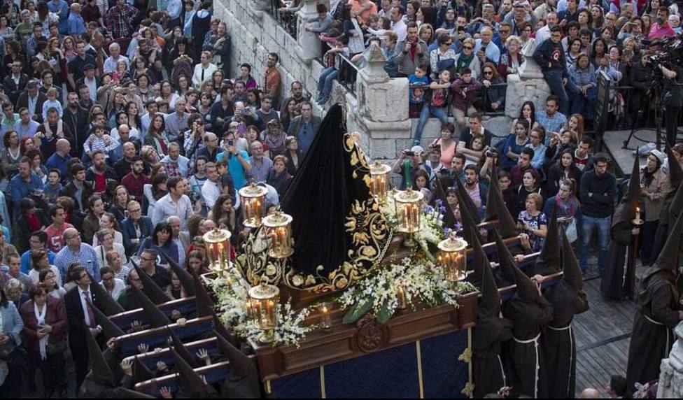 La Cofradía de la Orden Franciscana Seglar, en uno de sus desfiles procesionales