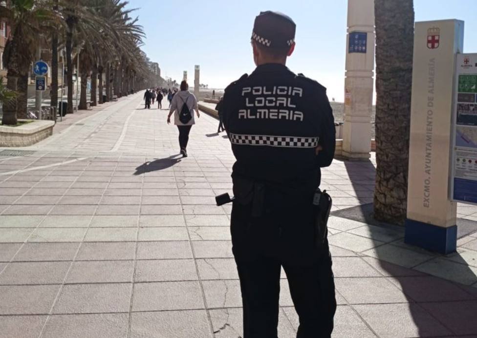Multan a un grupo de negacionistas en el Paseo Marítimo de Almería, donde un hombre escupía a los viandantes