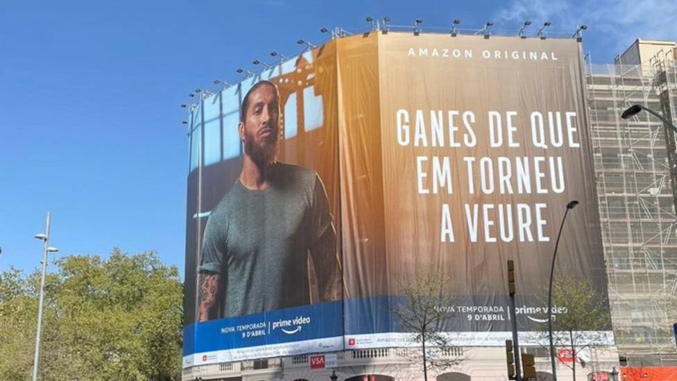 Ramos imita a Laporta colgando una pancarta en Barcelona para promocionar su documental