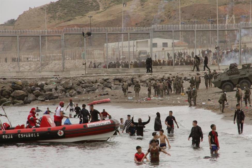 Una imagen de la llegada de inmigrantes a Ceuta a través del mar