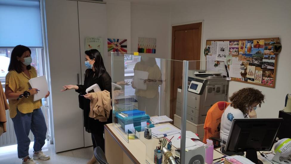 La concejala Eva Martínez visitó la Oficina de Voluntariado de Caranza. FOTO: Concello Ferrol