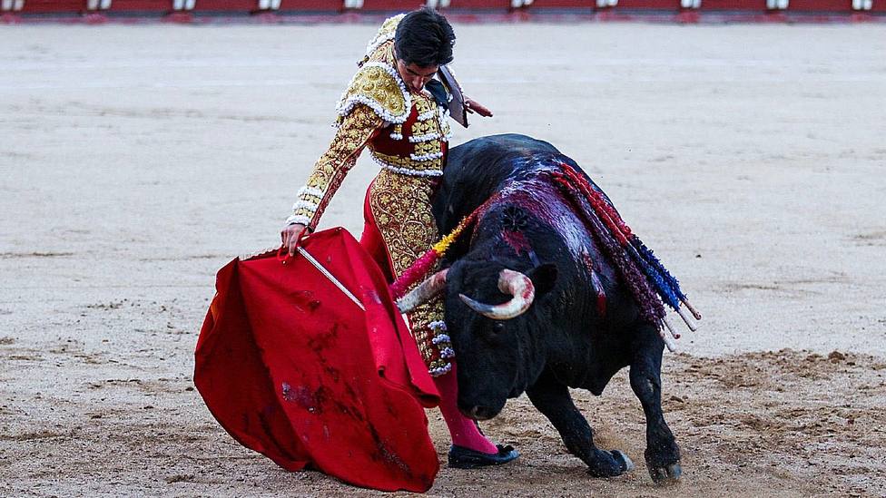 Derechazo de Álvaro Lorenzo durante la faena al quinto toro en Toledo, al que cortó las dos orejas