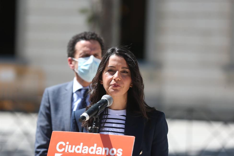 La presidenta de Ciudadanos, Inés Arrimadas, atiende a los medios de comunicación en las inmediaciones del TS