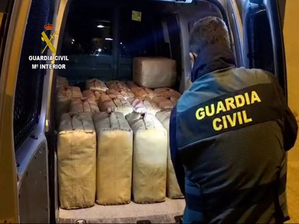 La Guardia Civil detiene a 26 integrantes de una red dedicada al trÃ¡fico de hachÃ­s por las costas de MÃ¡laga