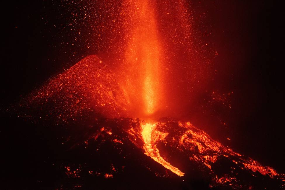La Palma espera las ayudas para paliar los daños del volcán aunque todavía sigue en plena fase eruptiva