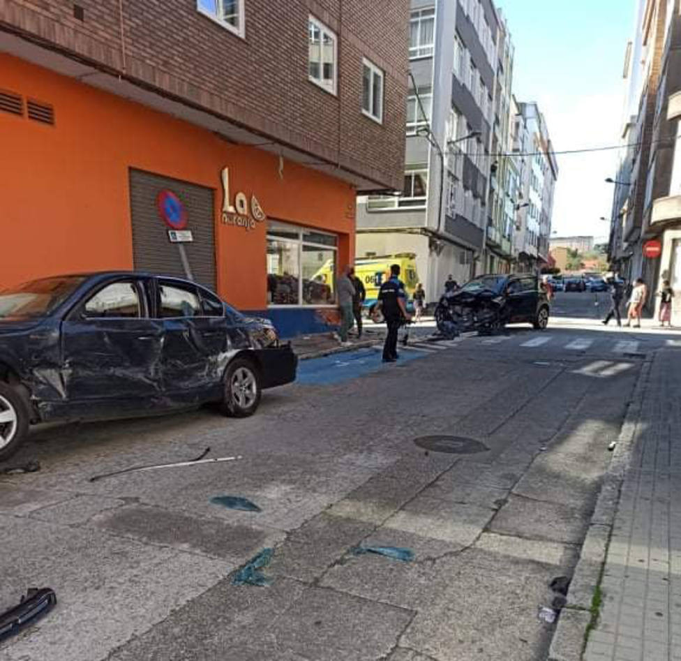 Los vehículos sufrieron daños considerables - FOTO: Tráfico Ferrolterra