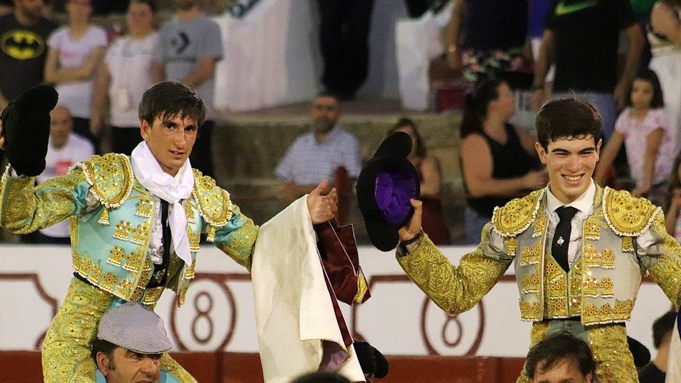 Miguel Serrano y Cid de María en su salida a hombros el pasado domingo en Manzanares