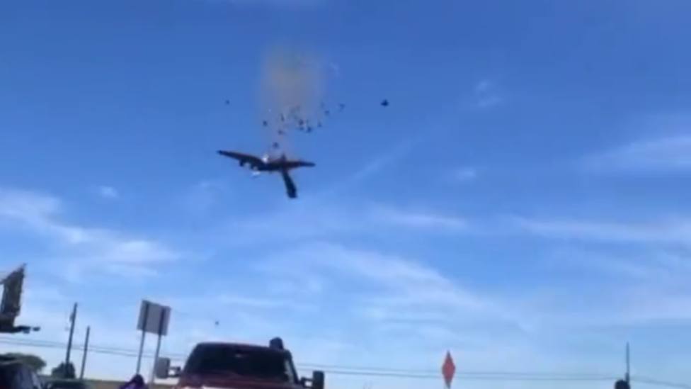 Dos aviones se estrellan en pleno vuelo durante una exhibición de aviones de la II Guerra Mundial en Dallas