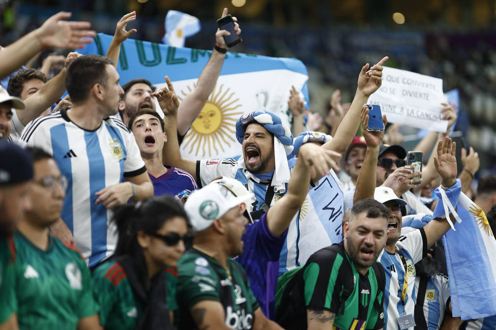 Aficionados argentinos antes del partido ante México