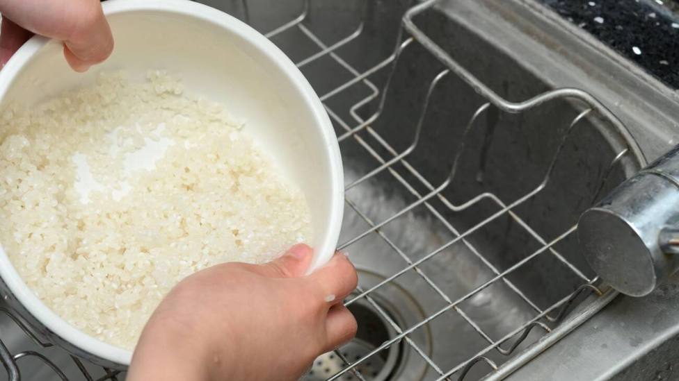 La razón desconocida por la que tienes que lavar el arroz antes de cocinarlo: puede salvarte la vida