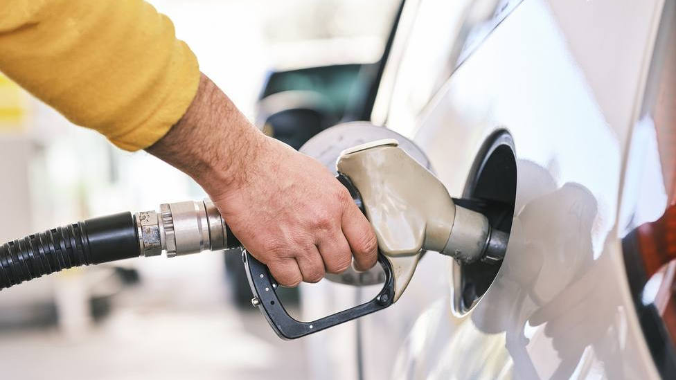 Un profesor de autoescuela revela cómo saber dónde está el depósito de gasolina sin bajar del coche