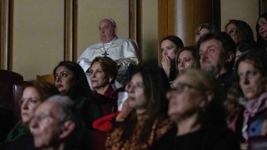 El Papa asiste a la proyección del documental “Freedom on Fire” en el Aula del Sínodo